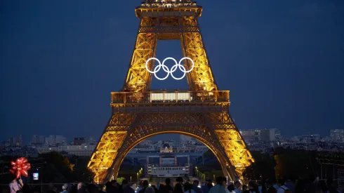 La Torre Eiffel, vestida de los Juegos Olímpicos en París.
