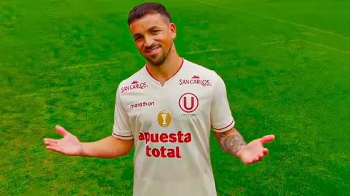 Gabriel Costa posando con la camiseta de Universitario.