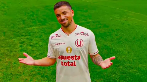 Gabriel Costa posando con la camiseta de Universitario.
