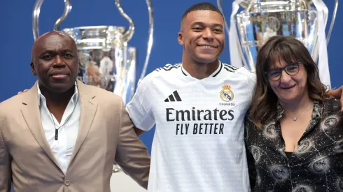 Kylian Mbappé y su familia en la presentación del Real Madrid. 
