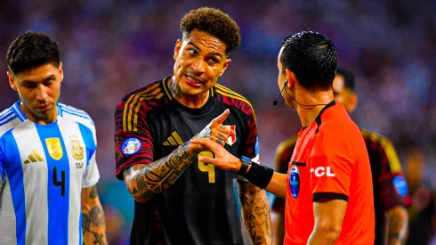 Paolo Guerrero, jugador de César Vallejo, defendiendo a Perú.