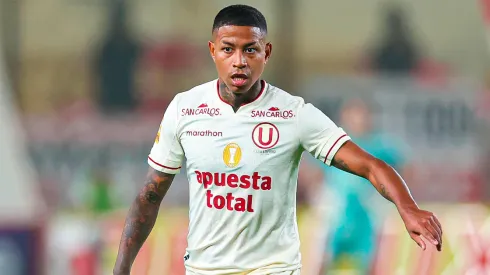 Andy Polo jugando para Universitario.