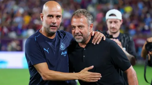 Pep Guardiola y Hansi Flick durante el debut del alemán en Barcelona. 
