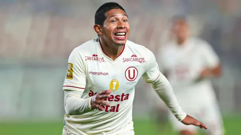 Edison Flores jugando para Universitario de Perú.
