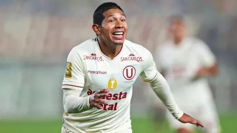 Edison Flores jugando para Universitario de Perú.