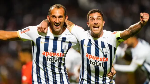 Hernán Barcos y Adrián Arregui jugando para Alianza Lima.
