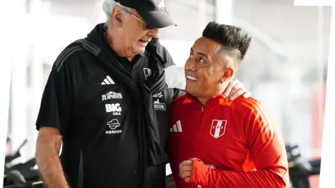 Jorge Fossati le pone la cruz a Christian Cueva
