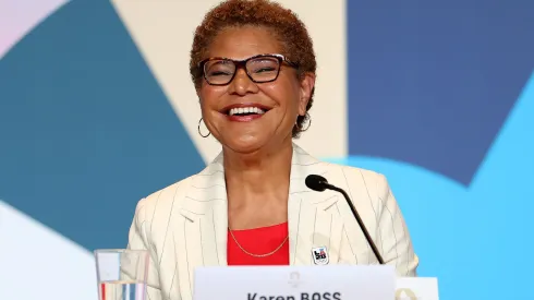 Karen Bass, la mujer que recibió la bandera olímpica en París 2024.
