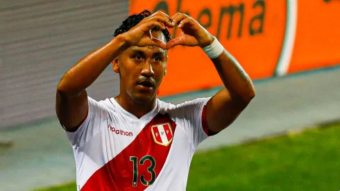 Renato Tapia jugando para la Selección Peruana.
