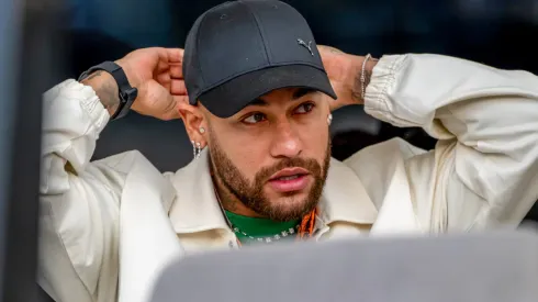 Neymar niega que se haya ofrecido al Barcelona.