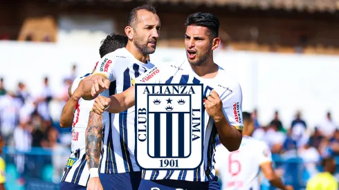 Hernán Barcos y Carlos Zambrano jugando para Alianza Lima.
