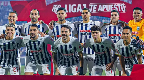 El once de Alianza Lima formándose para la foto oficial.