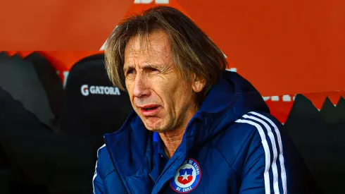 Ricardo Gareca observando a la Selección de Chile en su cotejo ante la Selección de Bolivia.
