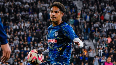 Paolo Guerrero jugando con Alianza Lima.
