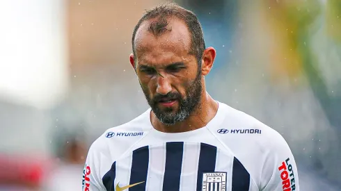 Hernán Barcos jugando para Alianza Lima.
