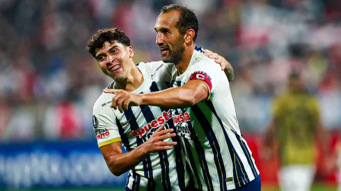 Hernán Barcos y Franco Zanelatto jugando para Alianza Lima.
