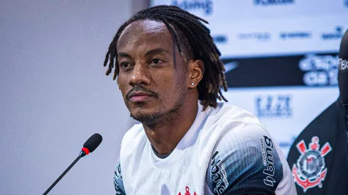 André Carrillo durante su presentación oficial en Corinthians.
