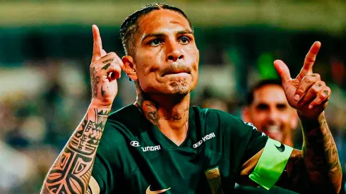 Paolo Guerrero festejando su primer gol oficial con Alianza Lima.
