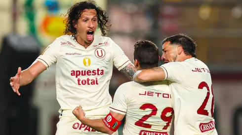 El plantel de Universitario festejando un gol en la Liga 1 de Perú.
