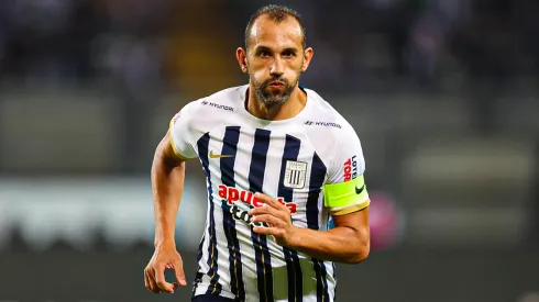 Hernán Barcos jugando para Alianza Lima.