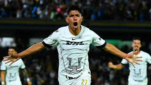 Piero Quispe festejando un gol con Pumas de México.