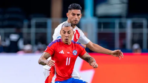 Carlos Zambrano enfrentando a Eduardo Vargas en el último Perú vs. Chile.
