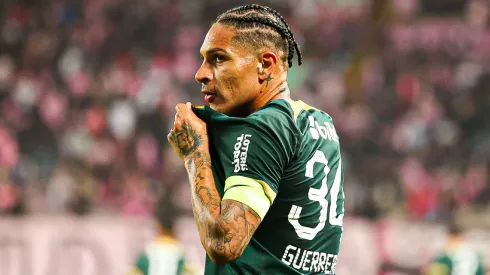 Paolo Guerrero festejando un gol con Alianza Lima.
