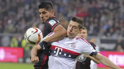 Robert Lewandowski y Carlos Zambrano, en un duelo en la Bundesliga.
