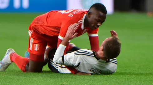 Luis Advíncula jugando para Perú.
