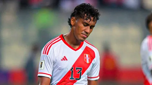 Renato Tapia jugando para la Selección Peruana.
