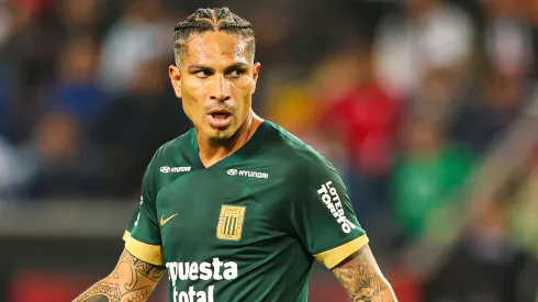 Paolo Guerrero jugando para Alianza Lima.
