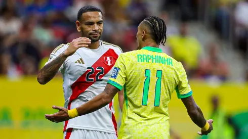 Alexander Callens y Raphinha en el último Perú vs. Brasil por Eliminatorias.
