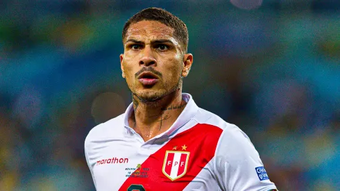Paolo Guerrero jugando con la Selección Peruana.