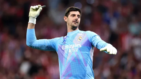 La placa de Thibaut Courtois en el Estadio Metropolitano, una vez más, fue vandalizada por los hinchas del Atlético de Madrid.
