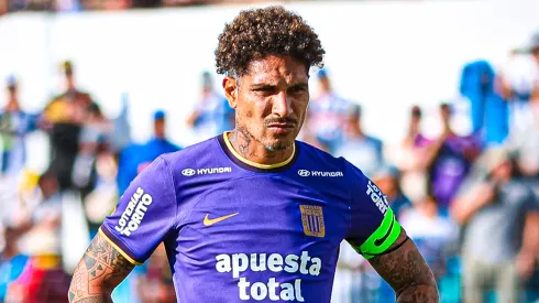 Paolo Guerrero jugando para Alianza Lima.
