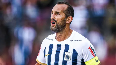 Hernán Barcos jugando con la camiseta de Alianza Lima.
