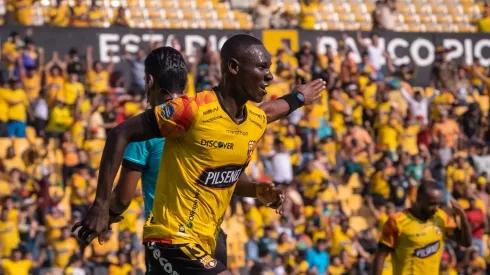 Barcelona SC golea a Delfín y sigue peleando la etapa