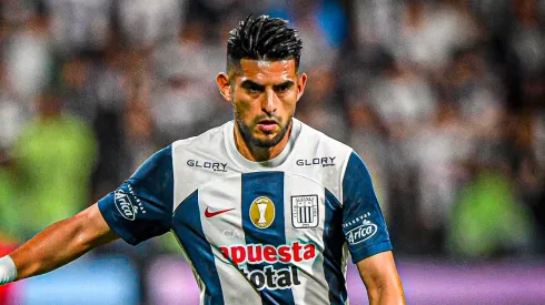 Carlos Zambrano jugando en Alianza Lima.
