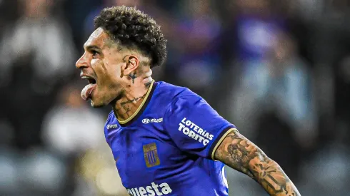 Paolo Guerrero festejando un gol con Alianza Lima.