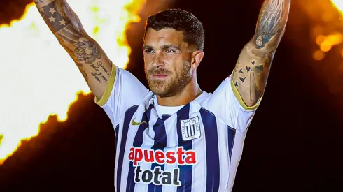 Adrián Arregui durante su presentación oficial como nuevo jugador de Alianza Lima.
