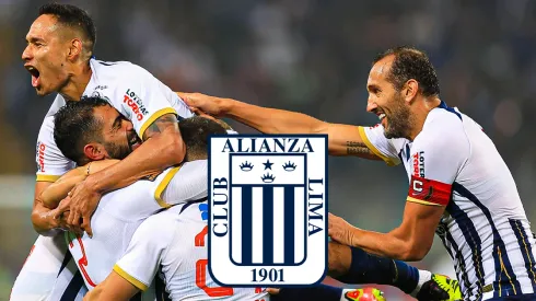 El plantel de Alianza Lima celebrando un gol en la temporada 2024 de la Liga 1 de Perú.
