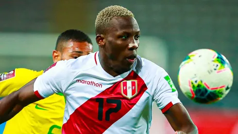 Luis Advíncula jugando para la Selección Peruana.
