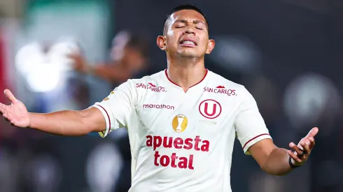Edison Flores jugando para Universitario.