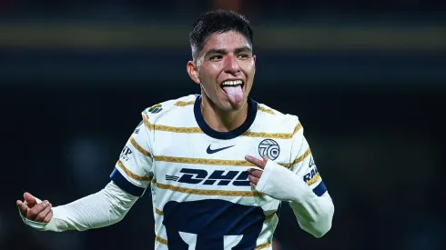 Piero Quispe festejando su gol con Pumas de México.
