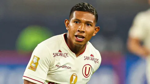 Edison Flores jugando para Universitario de Perú.
