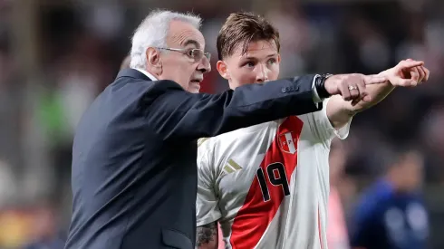 Oliver Sonne recibiendo instrucciones de Jorge Fossati.
