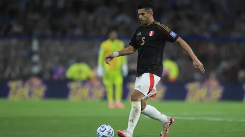 Carlos Zambrano jugando contra la Selección Argentina
