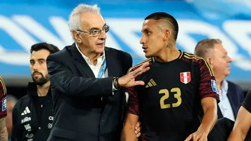 Jorge Fossati y Alex Valera, técnico y jugador de Perú.
