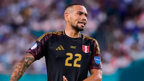 Alexander Callens jugando para la Selección Peruana.
