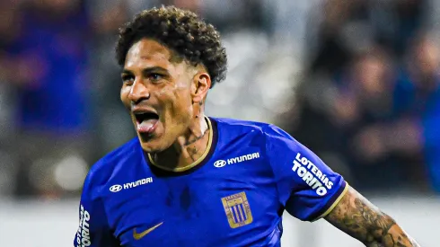 Paolo Guerrero jugando para Alianza Lima.